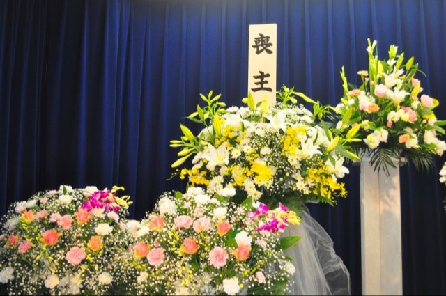 札幌の葬儀社が供花の価格相場と贈り方についてご紹介