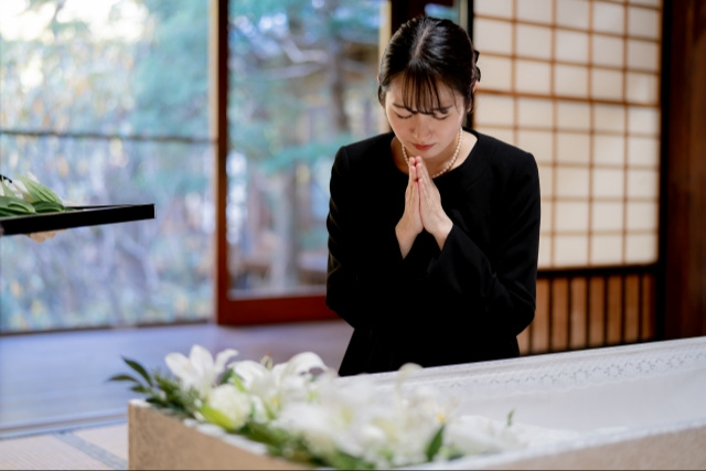 手を合わせる女性