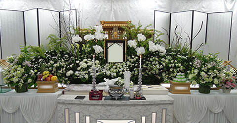 家族葬Dプラン245,000円＋コチョウランと全て白い花でアレンジ